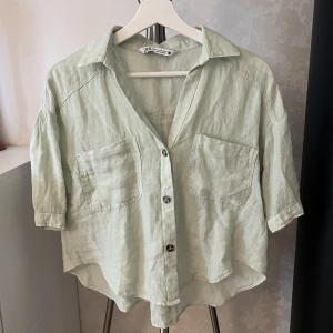 Linneskjorta  - Ljusgrön linneskjorta från Zara. Inköpt förra året för 300 kr. Helt oanvänd på grund av fel storlek. Superfin till sommaren. Hör av er för mer frågor🥰