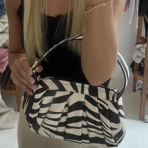 Handväska asos - Handväska från asos med GULD detaljer!💕 precis som ny. Rymlig & perfekt till utgångar!🤍