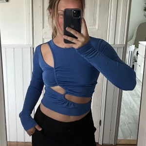 Festtopp  - Blå festtopp med snygga detaljer. Den är mycket stretchig och skön i materialet. Använd endast en gång🥂