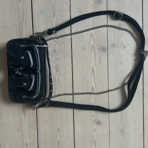Nunoo väska - Använd men fortfarande i fint skick. Lite skrapad färg på dragkedjan. Annars fin.