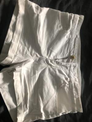 Vita shorts från H&M. Passar inte mig så jag säljer. Dessa är också ungefär low waist. Dem är i bra skick men knappen har förlorat lite guldfärg. 🤍