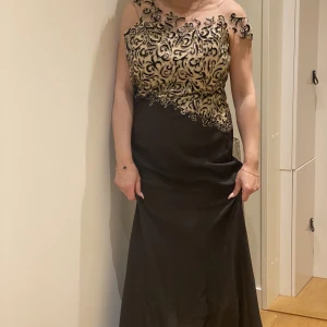 Festklänning❣️ - Jätte snygg festklänning som var köpt för 4000 från dubai säljer den för halvapris, 2000🤎