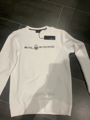Sail racing swetshirt - Hej, säljer min SAil racing tröja då den icke andvänds. Den är helt ny och tagen är fortfarande kvar. 