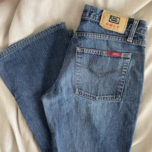 Lågmidjade jeans med najs färg från only, aldrig använda midjemåttet ca 80cm Och innerben ca 77cm passar någon under 165cm Möts I sthlm🙌🏼
