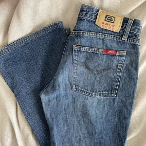 Lågmidjade Utsvängda jeans  - Lågmidjade jeans med najs färg från only, aldrig använda midjemåttet ca 80cm Och innerben ca 77cm passar någon under 165cm Möts I sthlm🙌🏼