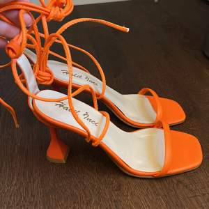 Såååsåsååssååå fina klackskor med snörningar i en fin orange, perfekt om man vill poppa till outfiten med lite färg💗 Dessa skor är endast använda till foto.  PS. Säljer även klänningen i storlek XS på bilden, fixar paketpris om man köper båda tillsammans🫶🏼