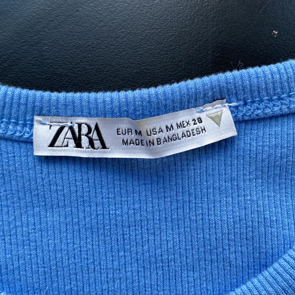 Säljer denna topp från Zara, väldigt fin färg. Säljer då den tyvärr inte kommer till användning. Storlek ”M” men eftersom den är tight passar den även XS och S. Toppar.