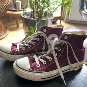 Converse  - Vinröda converse i storlek 36,5. Bra skick trots använda! 
