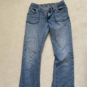 Low bootcut jeans  - Säljer mina super snygga lågmidjade bootcut jeans som inte kommer till användning, don är i storlek m men skulle säga att det s. Original pris:700 💕 skriv privat för fler frågor 💖(pris kan diskuteras) köp direkt för 500 💖💖