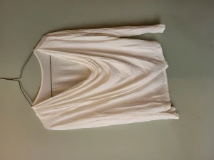 Vit blus J Lindeberg - Vit fin blus från J Lindeberg, skick 6 av 10. Föreslå gärna pris