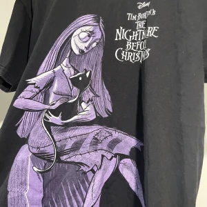 disney the nightmare before christmas t-shirt - köpt på blue fox. storlek är M, den är lite oversized så den skulle passa L också. trycket är bra, men texten är lite sämre men det syns inte så mycket. priset inkluderar inte frakt. 
