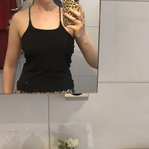 Linne Gina Tricot  - Använd 1 gång, är i fint skick! Kommer tyvärr inte komma till mer användning tyvärr. Därav sälja den till någon som kan få mer användning för den😁 Är i storlek M men passar mig som brukar ha S/36 på toppar.