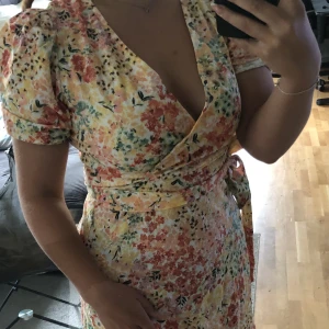 blommig klänning - Jättefin blommig klänning. Superskönt material 💛Knälång. Aldrig använd 🌼