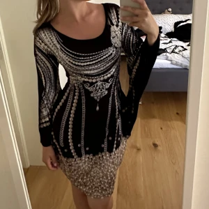 Klänning  - Armarna är fastsydda i sidorna, använd men ändå fint skick strl 36 från stefano
