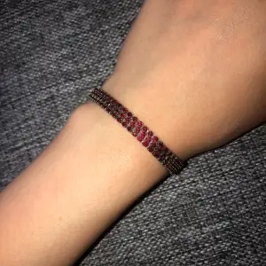 Detta är egentligen ett halsband men jag har använt den som ett armband mer, den är mörkröd och är jätte fin och simpel som går med nästan allt.