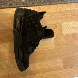Jordan 4 black cat - Använt men fortfarande bra skick (billigt pris)(utan box)