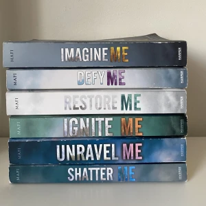 Shatter me- serien - Säljer hela Shatter Me bokserien, som är jätte populär på tiktok, eftersom att jag rensar böcker. Sidorna av böckerna är lite slitna. Köparen står för frakten. Kontakta innan köp.