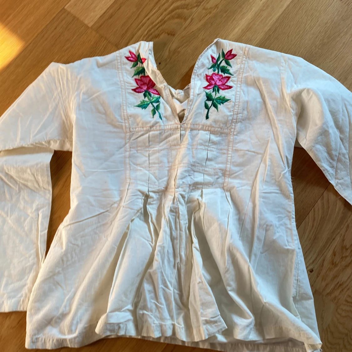 Fin blus med blommiga detaljer  - 91