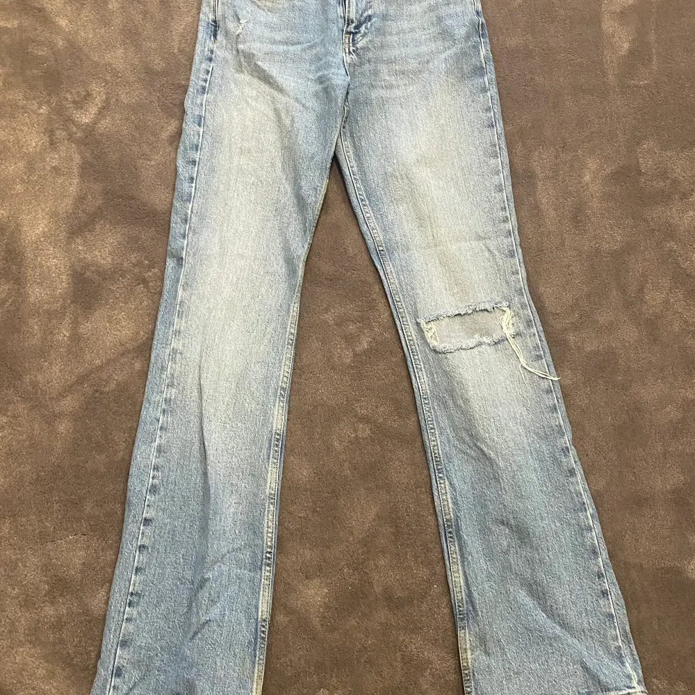 Gina tricot full length Flare jeans i storlek 34, ny skick.💘 ny pris 500. Jeans & Byxor.
