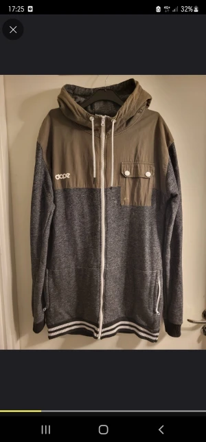 DOPE hoodie - Liten fläck på bröstfickan och ett pyttelitet hål i bak annars i fint skick. Insydd från XL til L