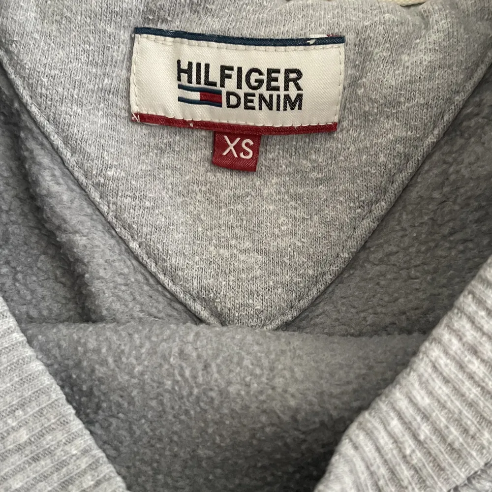 Tommy Hilfinger sweatshirt i storlek XS. Färgen är grå med märket i paljetter. Priset kan diskuteras, fler bilder skriv privat till mig. Köparen står för frakten💖💖. Hoodies.