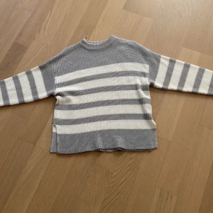 Stickad tröja från Gina  - Säljer denna stickade tröja från Gina säljer pga för stor. Stlrle 152 men passar lätt som xs jag är öppen för prisförslag.