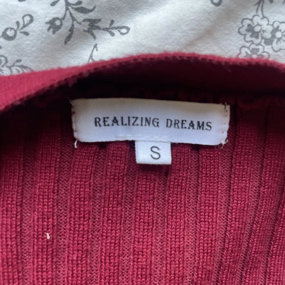 Röd tröja från realizing dreams, knappt använd ❣️. Toppar.