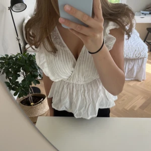 Blus  - Vit blus med fina detaljer 
