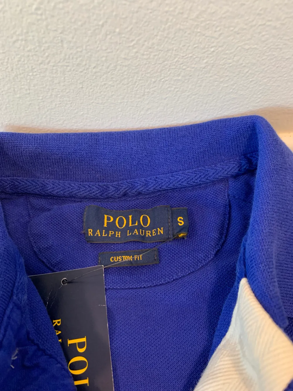 Fantastisk mörkblå Polo Ralph Lauren piké i otroligt bra skick  Oanvänd, alla prislappar sitter kvar, storlek S, mycket bra skick. T-shirts.