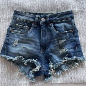 Säljer dessa jättecoola jeansshorts från H&M i storlek 32  Nypris: 349kr  Skriv för fler bilder eller frågor. De sitter ungefär som sista bilden.