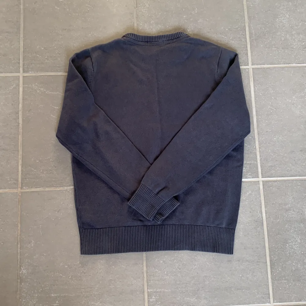 En av mina gamla Henri Lloyd tröjor som nu har blivit för liten. Den är i bra skick. . Tröjor & Koftor.