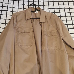 Beige skjortjacka  - Beige skjortjacka 