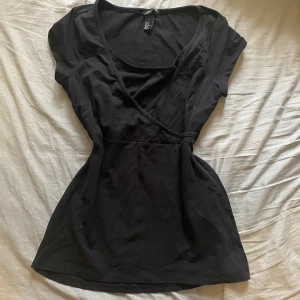 Svart topp - En jätte fin svart Y2k topp som är lite för stor för mig. Kontakta mig ifall du har några frågor ☺️