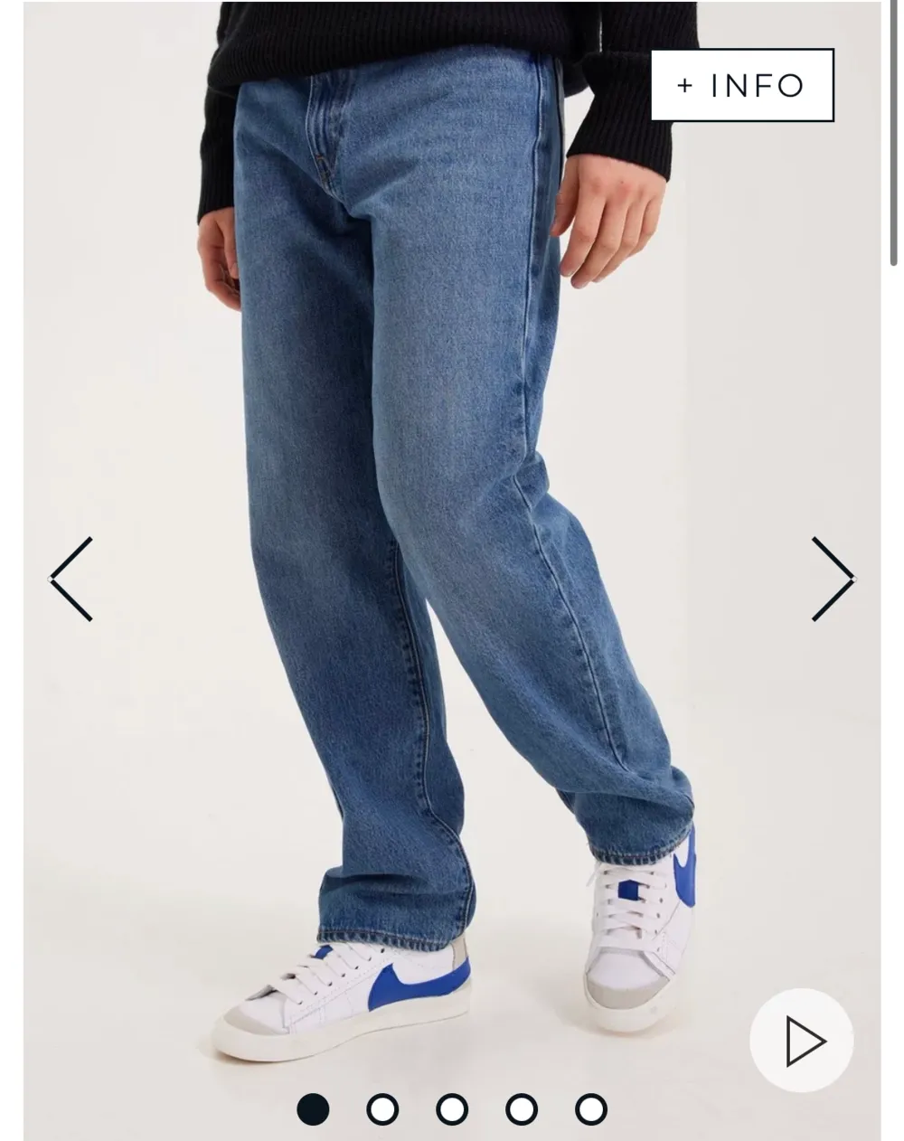 säljer åt en kompis! ett par super fina levis jeans som sitter så snyggt på!! är i bra skick och färgen är den som visas i sista bilden💓modellen är 568. Jeans & Byxor.