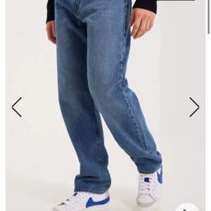 säljer åt en kompis! ett par super fina levis jeans som sitter så snyggt på!! är i bra skick och färgen är den som visas i sista bilden💓modellen är 568