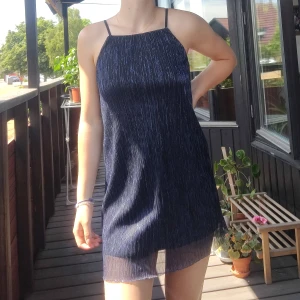 Klänning - Jättesnygg klänning 👗 Dubbla tyg så inte alls genomskinlig! Passar storlek XS. 40kr + frakt! 🌸