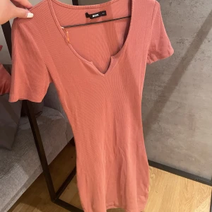 Rosa sommarklänning - Rosa sommar klänning från Bikbok. Sitter tajt och går ovanför knäna. Kan räkna på 1 hand hur många gånger den är använd.  Nypris 699kr