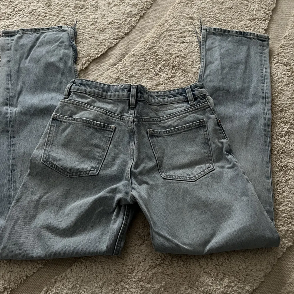 Raka Zara jeans som är midwaist. Liten slits på båda benen. Jättesnygga jeans men tyvärr är den för små.. Jeans & Byxor.