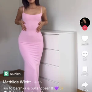 Bershka klänning - Säljer den populära bershka klänningen som är lik skims💕 Använd några enstaka gånger så den är som nyskick! Storleken är slut på hemsidan