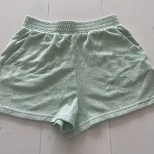 dessa fina mint gröna frotté shortsen är från Gina Tricot och är aldrig använda. Pris kan diskuteras!!
