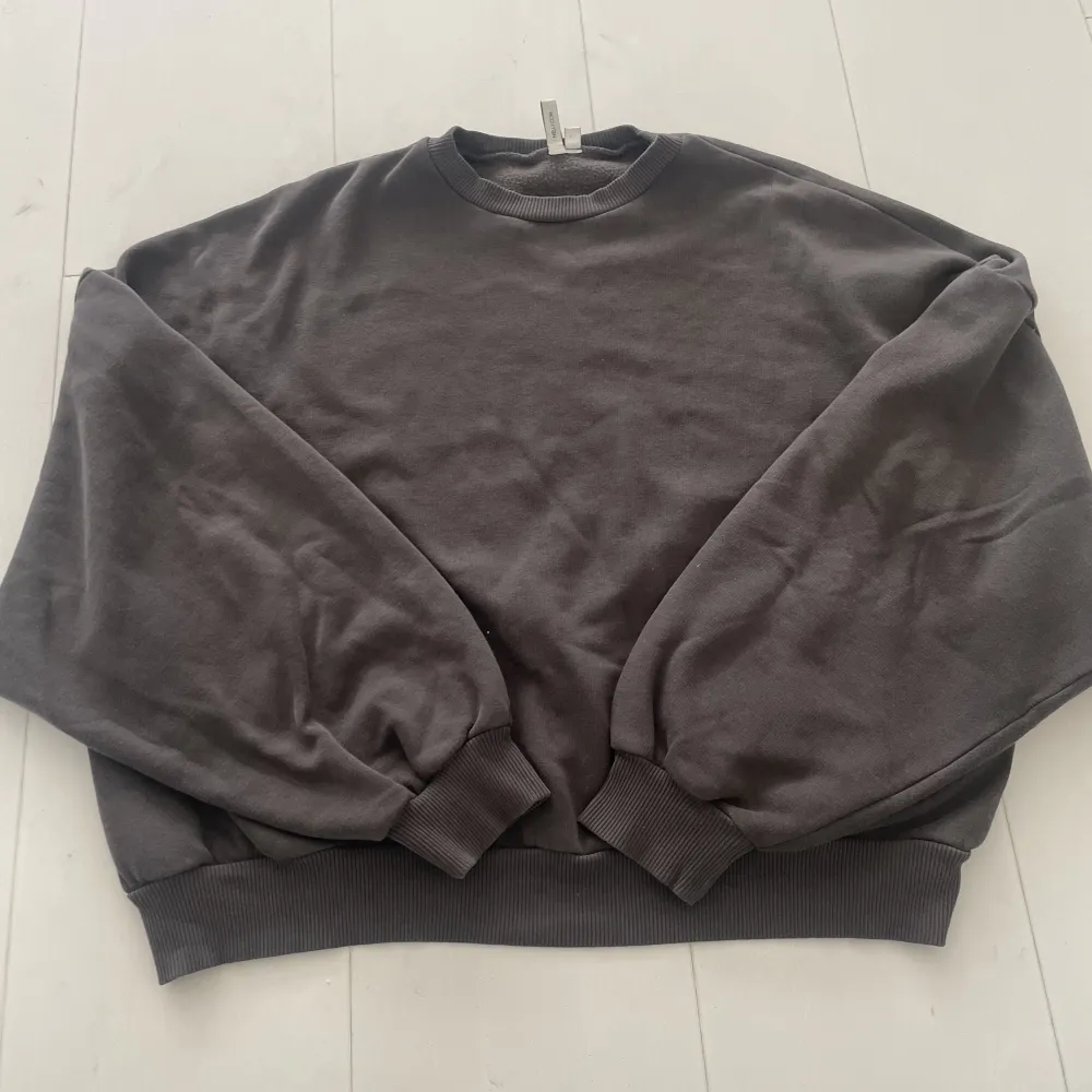 grå sweatshirt från Nelly.com, använd 1-2 gånger. ordinarie pris är 399kr och jag säljer för 150kr. pris går att diskuteras. . Hoodies.
