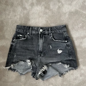 Zara jeans shorts - Mörka jeans shorts från zara i bra skick bara använda några få gånger💗