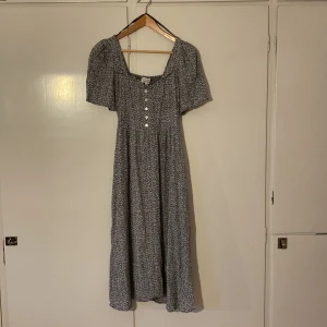 Fin sommarklänning  - Superfin sommarklänning från &other stories! Blå och vit med blommar! 