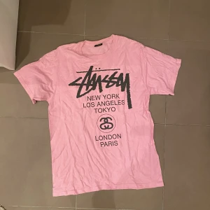 Stussy t-shirt  - Rosa stüssy t-shirt, använd några gånger. 
