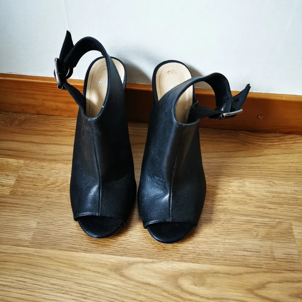 High heeled sandals from H&M size 39. Used only once . Skor.