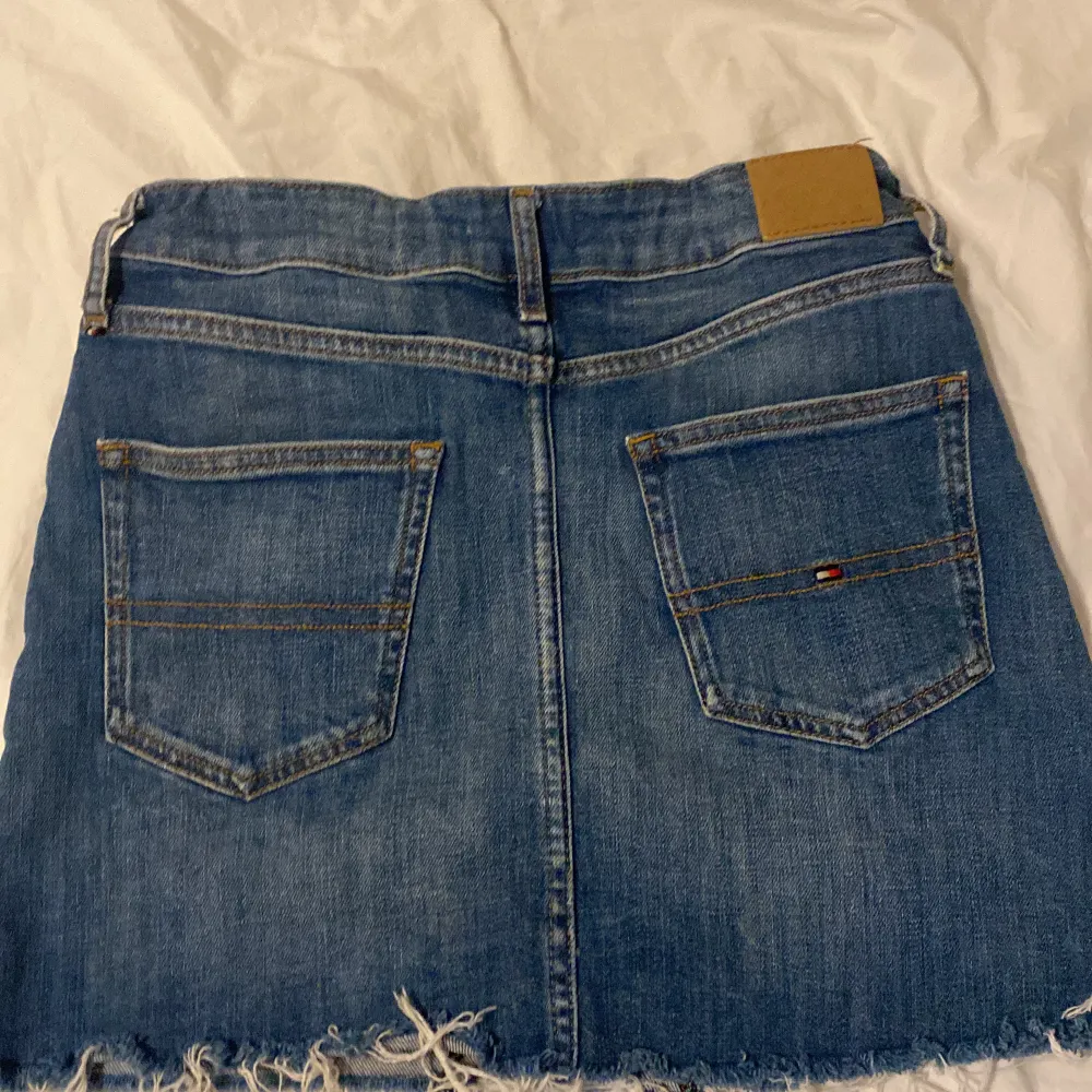 Low waist jeans kjol från Tommy Hilfiger, tryck gärna på köp nu🫶🏻. Kjolar.