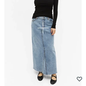 Maxi denim kjol från monki - Säljer denna supersnygga maxikjol i denim från monki då den inte kommer till användning! Storlek 38 Aldrig använd