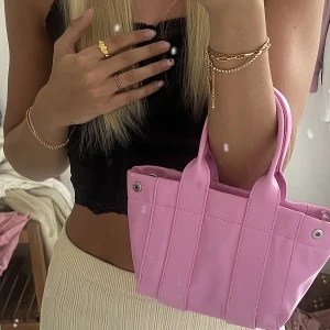 Väska weekday - Supersöt liten väskan från weekday som är i nyskick! Kedja ingår💕 perfekta väskan till utgång i sommar 🥰 PASSA PÅ🤍