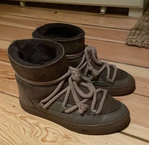 Inuikii skor - Säljer mina näst intill nya Inuikii skor som jag köpte i vintras men aldrig kom till användning, skit snygga och perfekt till höst och vinter! Inga defekter på dom alls och dom är väldigt perfekta i storlek! 
