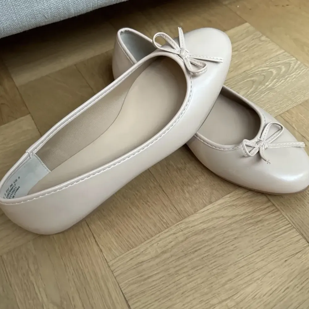 Säljer dessa fina beiga ballerina skor från ASOS, märket ASOS design. Storlek 36. Aldrig använda och säljes då jag har liknande!🤍 först till kvarn!. Skor.